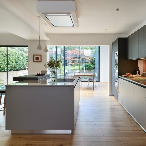 Open plan interior space with an interlinked kitchen, dining and living space