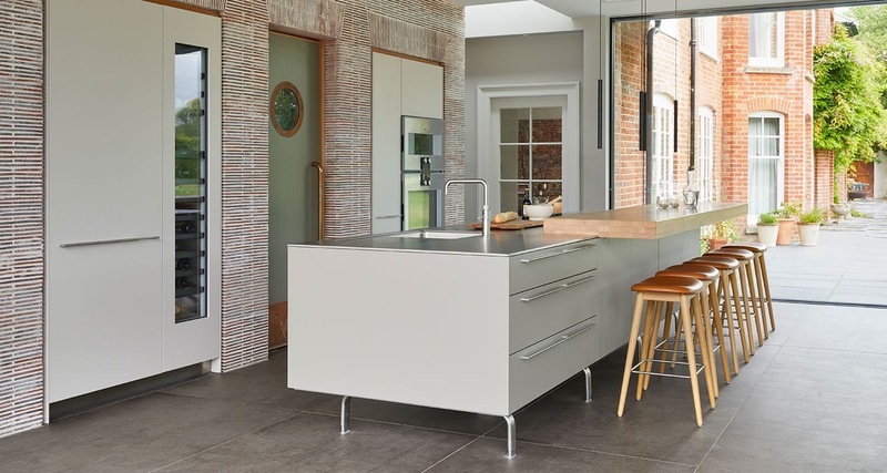 White bulthaup b3 kitchen with wall-mounted cabinetry and island