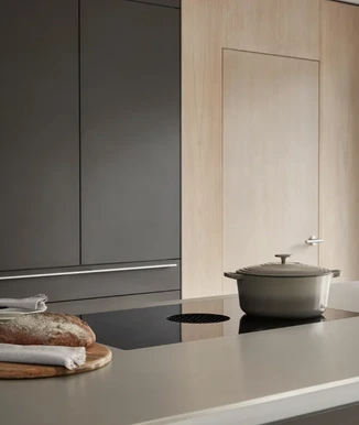 Anthracite kitchen cabinets with integrated induction hob and minimalist worktop