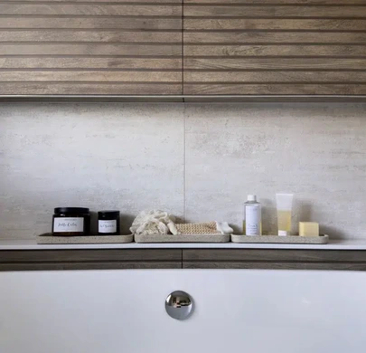 Freestanding bath with recessed shelf and textured feature wall