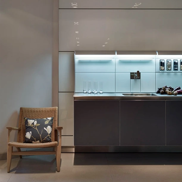 wall-mounted bulthaup b3 cabinetry displayed at the Hobson’s Choice Swindon studio