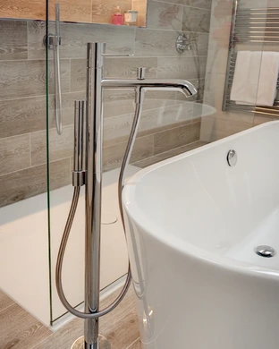 Master Ensuite In A Cotswolds Lakeside Home 1