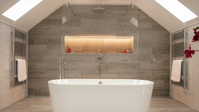 Master Ensuite In A Cotswolds Lakeside Home 3