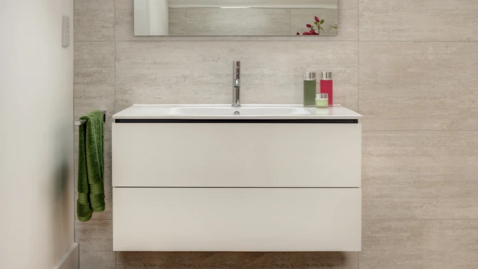 Master Ensuite In A Cotswolds Lakeside Home 4