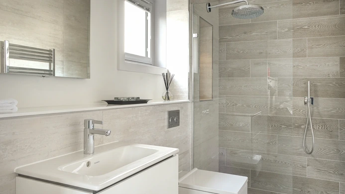 3 Shower Room In A Cotswolds Lakeside Home 2